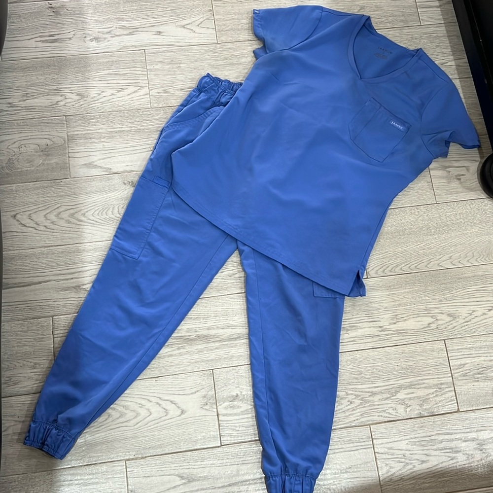 Jaanuu S scrub set